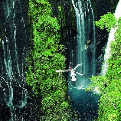 La Réunion Dschungel, Canyon mit Wasserfällen mit Helikopter in der Mitte