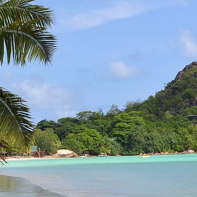 Anse Georgette, Seychellen, mit Badenden Touristen, CC0 Creative Commons