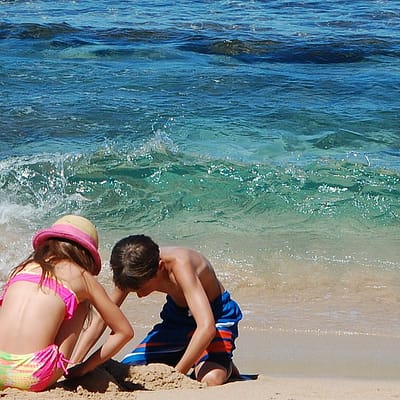 Junge und Mädchen spielen am Strand, CC0 Creative Commons