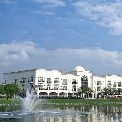 The Adress Montgomerie Dubai, Gebäude mit Golfplatz, See und Springbrunnen