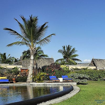 Maradiva Villas, Mauritius | Pool Strand und Insel