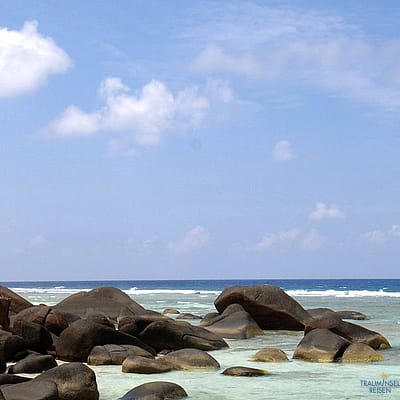 Strand der Seychellen, Hilton Labriz und Silhoutte Natruschutzgebiet im Hintergrund