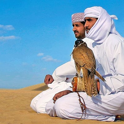 Zwei Arabische Falkner in Traditioneller Kleidung, in der Wüste