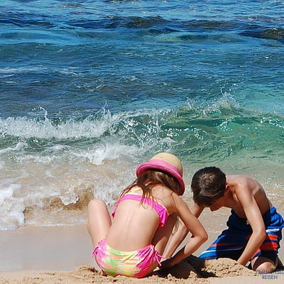 Junge und Mädchen spielen am Strand, CC0 Creative Commons