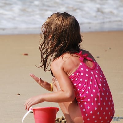 Kind spielt am Strand, CC0 Creative Commons