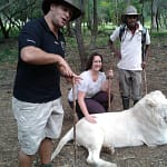 Patricia Dehm-Schimpfermann streichelt einen Weißen Löwen im Casela Park, Mauritius