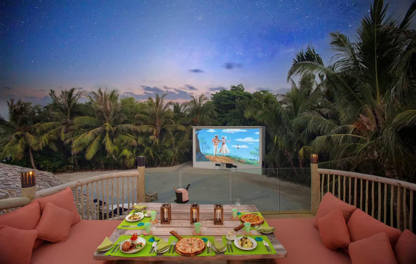 Ein gedeckter Tisch in Cinema Paradiso, dem Kino auf der Insel Soneva Fushi auf den Malediven