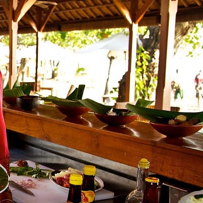 Gäste und Koch auf Bali kochen traditionell (Matahari)