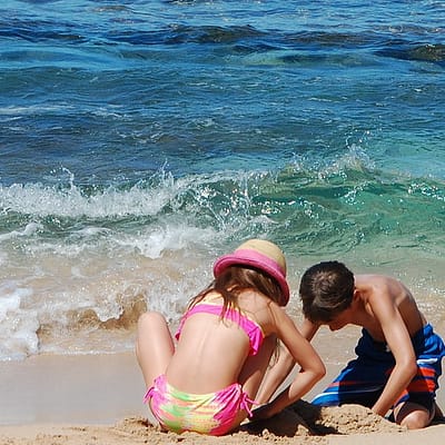 Junge und Mädchen spielen am Strand, CC0 Creative Commons