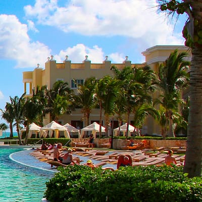 Pool eines Hotels, Meer im Hintergrund