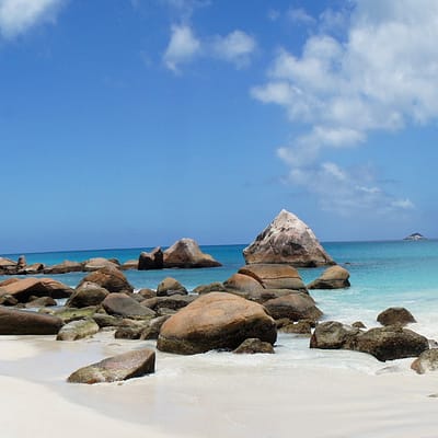 Strand auf den Seychellen, mit Fischerboot und Segelschiff, CC0 Creative Commons