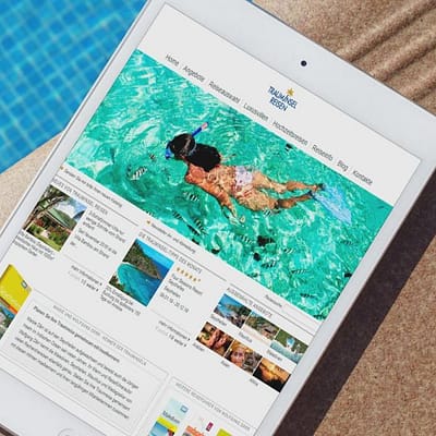 Ipad am pool mit www.trauminselreisen.de auf dem Bild