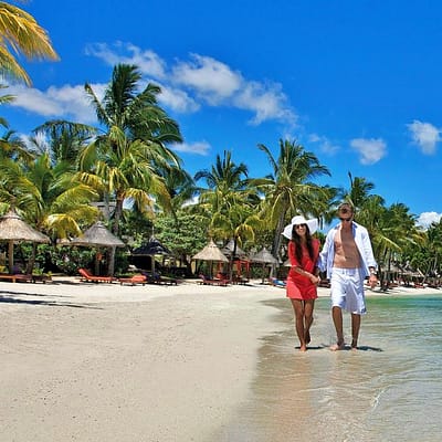 Ein Paar spaziert auf ihren Flitterwochen an einem Strand auf Mauritius