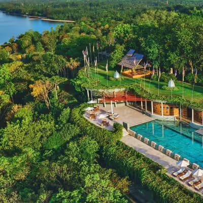 Das Hotel Kamalya auf Koh Samui in Thailand. Sicht auf den Hauptpool.